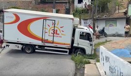 Caminhão cai em vala e bloqueia trânsito na Ladeira da Moenda, em Maceió