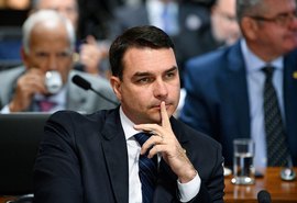 Flávio Bolsonaro e sócio entregam loja de chocolate investigada