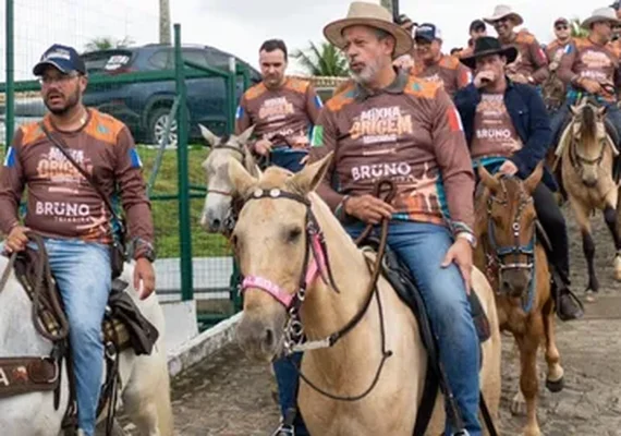 Cavalgada em Maribondo reforça tradição e articulação política