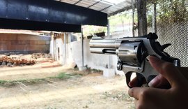 Homem é morto com tiros na cabeça dentro de carro e outro fica ferido em AL
