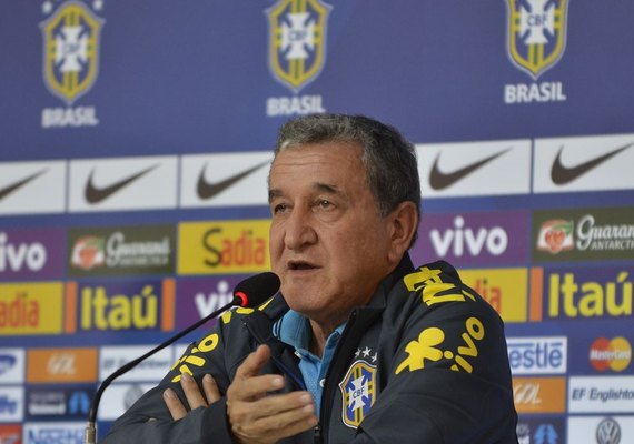 Técnico do tetra, Parreira apresenta melhora, mas segue na UTI