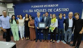 Allan Pierre homenageia Rafael Brito com entrega de comenda em Maceió