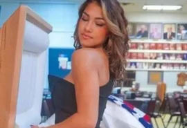 Influenciadora gera revolta ao fazer poses sensuais na frente de caixão com o corpo do pai