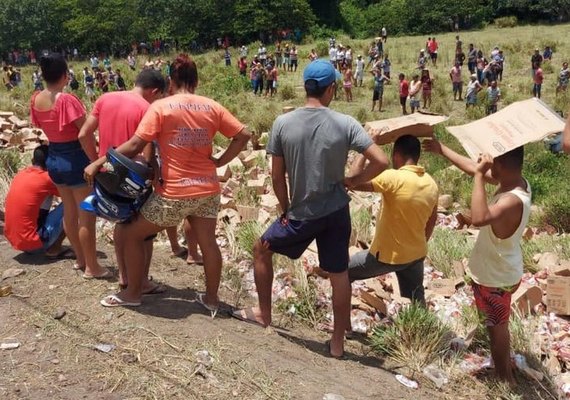 Carreta tomba na BR-316 e carga é saqueada por população