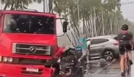 Caminhão e carro colidem na orla de Maceió na manhã deste sábado