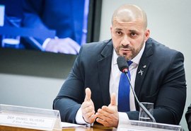 Moraes revoga prisão de Daniel Silveira, mas proíbe acesso às redes sociais