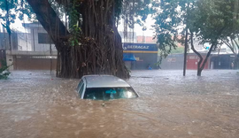 Corpo de Bombeiros de SP encontra corpo de homem arrastado pela chuva