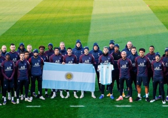 Equipe do PSG presta homenagem a Maradona