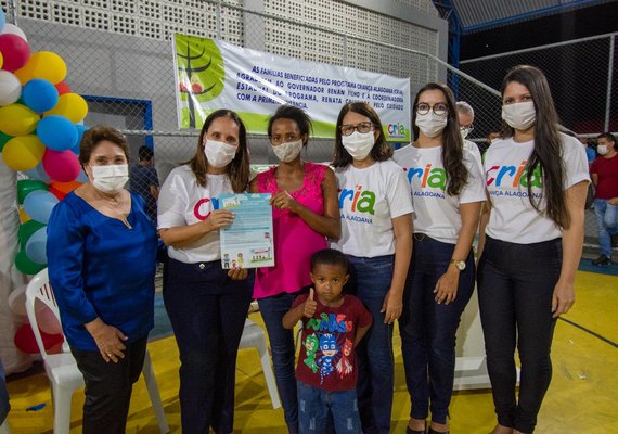 Prefeita entrega cartões do programa CRIA e cestas básicas no Povoado Areia Branca