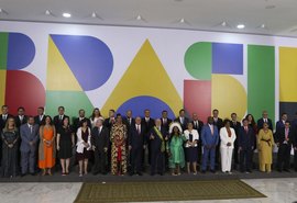 Lula dá posse a ministros e assina primeiras medidas de governo