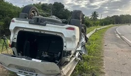SW4 capota após motorista perder controle na AL-101 Sul