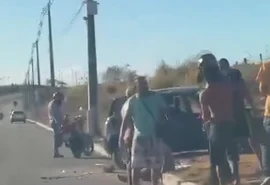 Duas pessoas ficam feridas após carro sair da pista na Rota do Mar