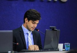 Como relator, João Catunda faz leitura do parecer prévio do Orçamento de 2023
