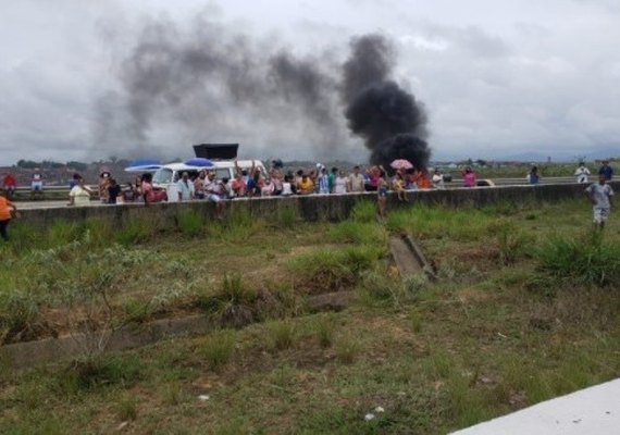 Protesto contra falta d'água bloqueia BR-101 em Messias nesta segunda (27)