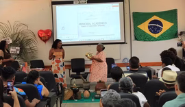 Vídeo de idosa de 70 anos apresentando TCC viraliza na internet