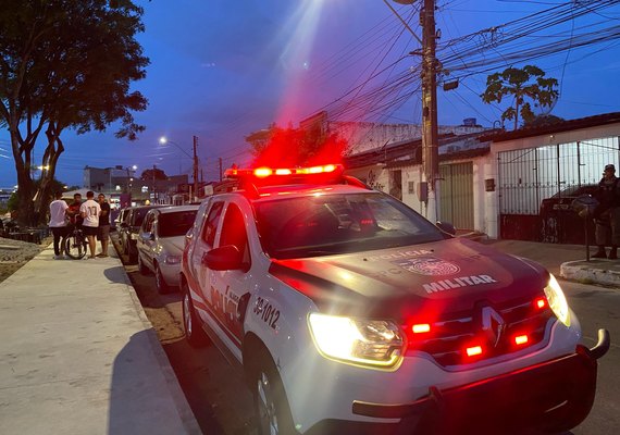 Garota de programa sofre atentado a tiros e é baleada em frente a hotel na Pajuçara, em Maceió