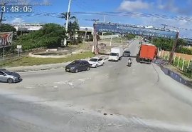 Vídeo: Carga de suco cai de carreta e é saqueada por populares no Distrito Industrial
