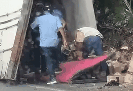 Caminhão com queijos tomba na BR-101 e carga é saqueada por populares