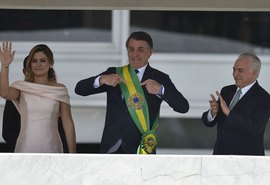 Após receber faixa, Bolsonaro defende fim de corrupção e de vantagens