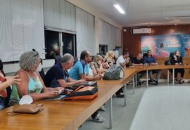 Servidores realizam protesto na cadeira gigante neste domingo (1)