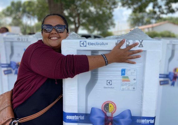 Moradores de Delmiro Gouveia e Rio Largo ganham geladeiras novas e eficientes durante E+Caranava da Equatorial Alagoas