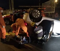 Colisão seguida de capotamento deixa homem de 27 anos preso às ferragens