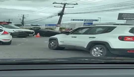 Carro capota na Avenida Cachoeira do Meirim e deixa mulher ferida no Benedito Bentes