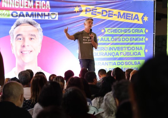 Rafael Brito inaugura comitê ouvindo servidores da educação