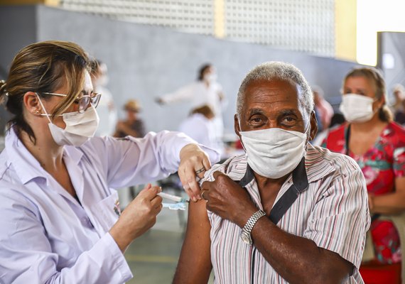 Arapiraca começa aplicação das doses de reforço e adicional em idosos e imunossuprimidos, nesta quinta-feira (23)