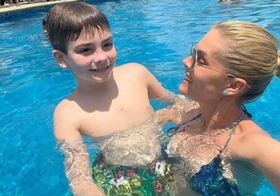 Ana Hickmann curte último dia do ano com o filho no interior de SP