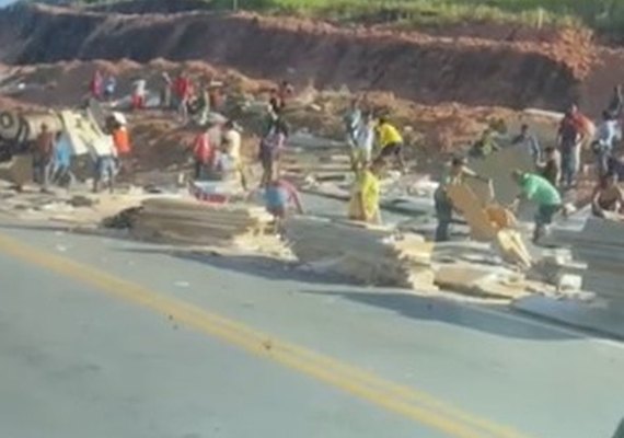 Carreta carregada com MDF tomba em Joaquim Gomes e populares saqueiam carga