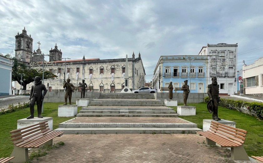 Personalidades históricas de Penedo ganham monumentos em praça pública