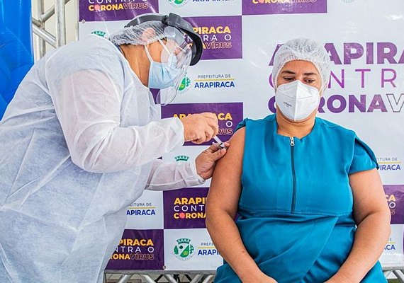 Profissionais da linha de frente recebem a vacina contra Covid em Arapiraca