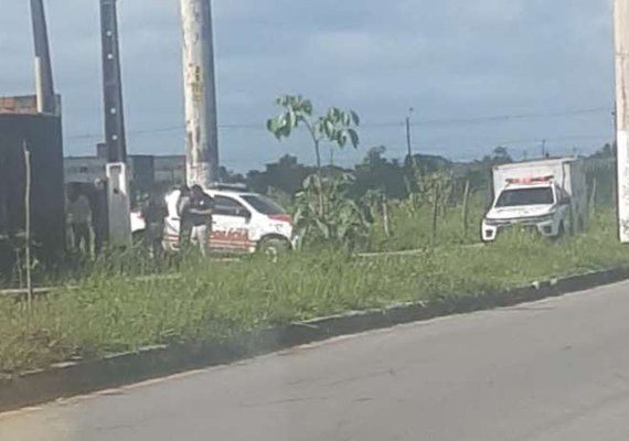 Recém-nascido é encontrado sem vida dentro de pneu na parte alta de Maceió