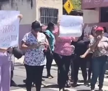 Trabalhadores de hospitais no Centro de Maceió realizam protesto por salários atrasados