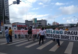 Rodoviários da Veleiro bloqueiam a faixa azul na Fernandes Lima
