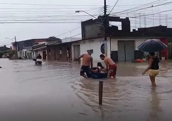 Madrugada chuvosa alaga ruas e provoca deslizamentos na cidade de Maceió