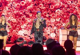 Atriz da Globo causa polêmica na web ao aparecer com arma; veja o vídeo