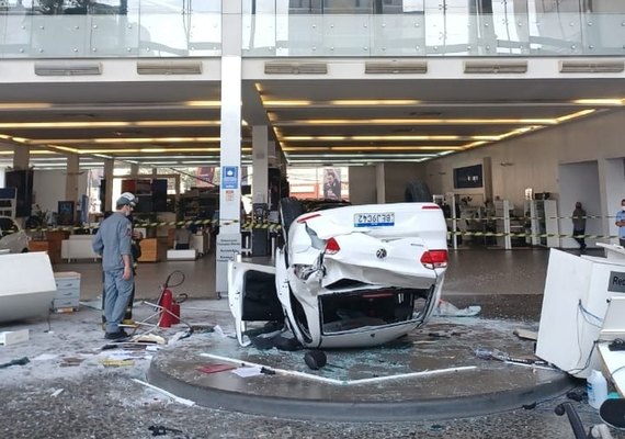 Carro cai do segundo andar de concessionária e deixa três feridos