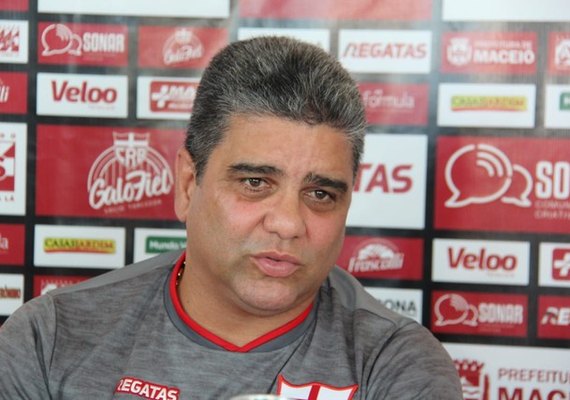 Marcelo Cabo critica arbitragem do jogo com o Vitória