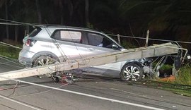 Homem bate carro em poste e fica ferido em Riacho Doce