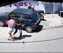VÍDEO: Criminosos assaltam mulher no meio da rua no Feitosa, em Maceió