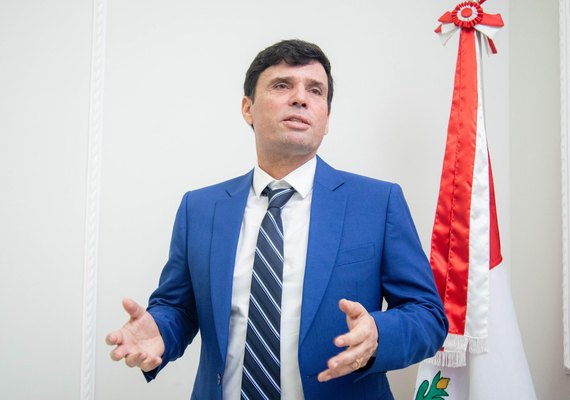Estado vai levantar demanda antes de voltar a contratar na Educação