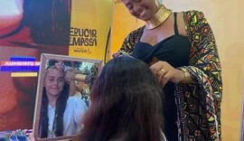 Oficina de amarração de turbantes atrai público no estande da Semed na Bienal