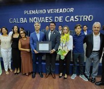 Allan Pierre homenageia Rafael Brito com entrega de comenda em Maceió