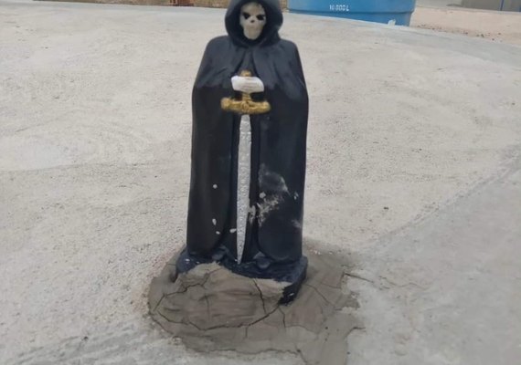 Estátua do 'anjo da morte' é colocada em frente à igreja de município do interior de Alagoas