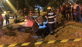 Condutor é arremessado de carro em grave acidente na parte alta de Maceió