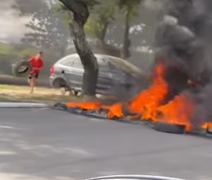 Moradores da Levada bloqueiam avenida por atraso no aluguel social
