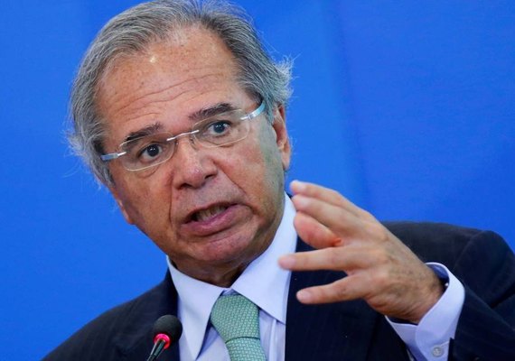 Paulo Guedes anuncia antecipação de 13º de beneficiários do INSS