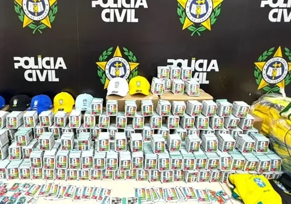 Polícia do RJ apreende mais de 200 mil figurinhas falsificadas da Copa
